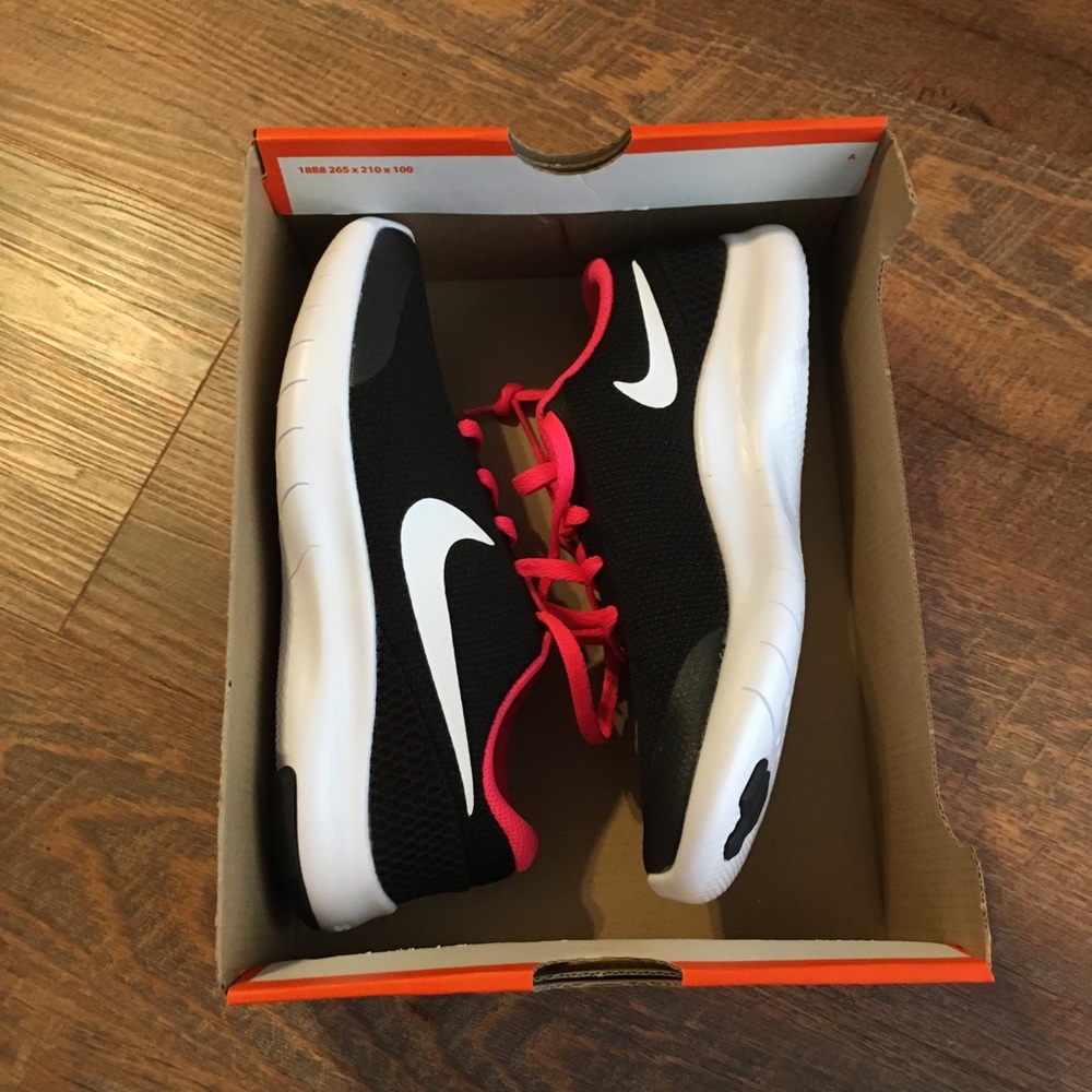 New Nike flex sneakers size 4Y